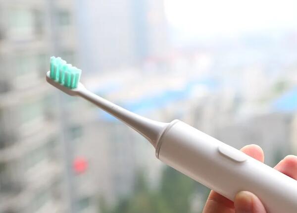 電動牙刷會對牙齒造成傷害嗎？原來牙齒受損與這兩者有關