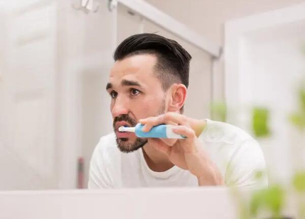 正確使用電動(dòng)牙刷方法