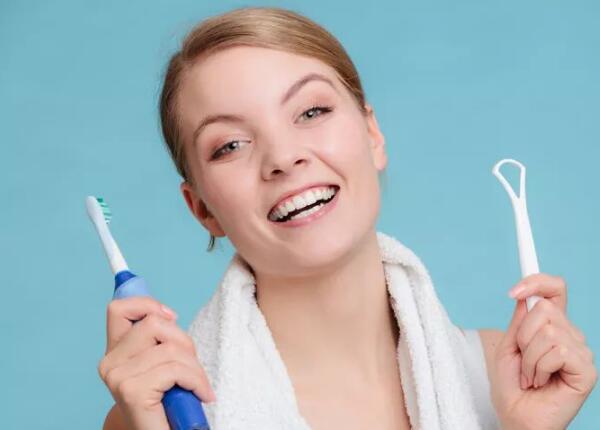 電動牙刷怎么刷舌頭？兩分鐘教你學(xué)會用電動牙刷刷牙