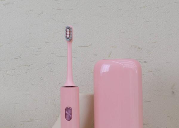 成人電動(dòng)牙刷兒童能用嗎？?jī)和褂贸扇穗妱?dòng)牙刷的危害