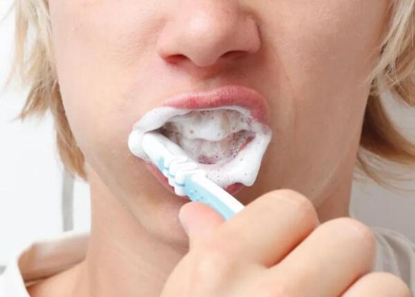 電動(dòng)牙刷是智商稅還是真有用？對(duì)我們國(guó)人刷牙真的很有用