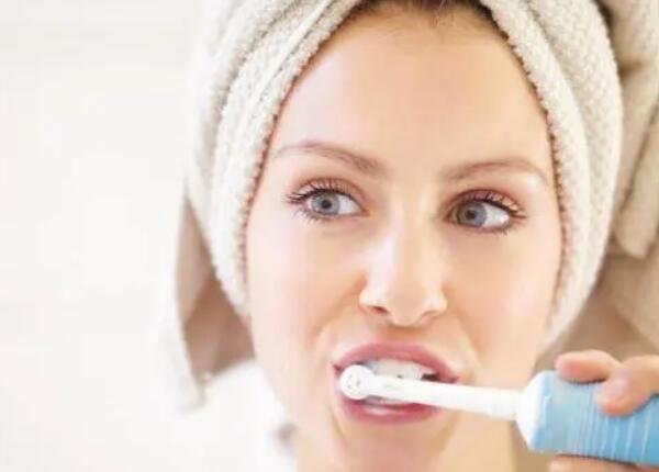 電動(dòng)牙刷當(dāng)手動(dòng)刷干凈嗎？怎么用？