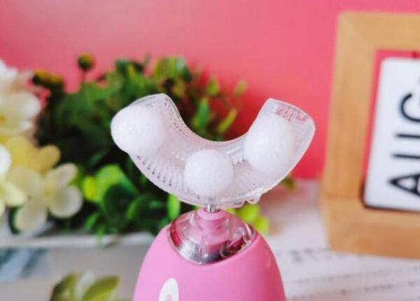 硅膠u型兒童牙刷怎么刷牙？媽媽看完更安心！