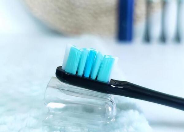 口腔用具使用：電動牙刷跟電動沖牙器怎么使用？